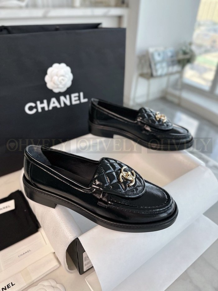 샤넬 CC 로고 턴락 퀄팅 에나멜 로퍼