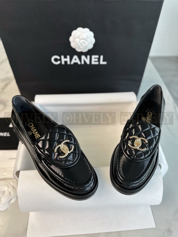 샤넬 CC 로고 턴락 퀄팅 에나멜 로퍼