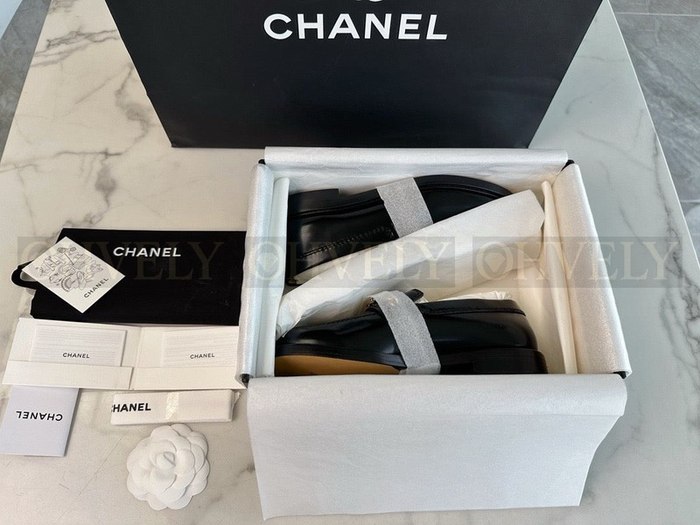 샤넬 체인 로고 로퍼