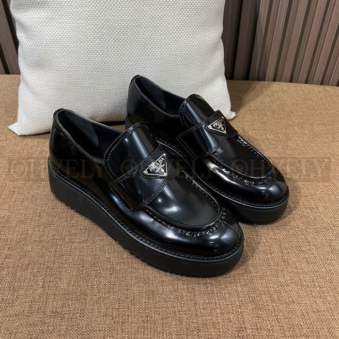 프라다 플랫폼 브러쉬드 가죽 로퍼