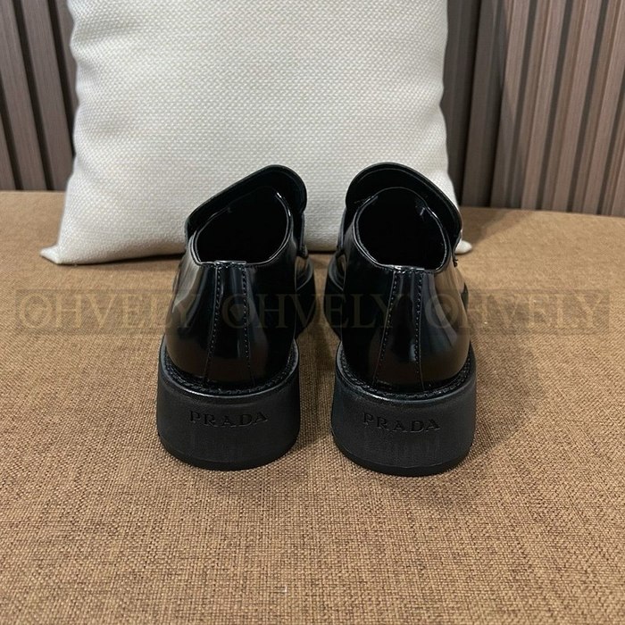 프라다 플랫폼 브러쉬드 가죽 로퍼