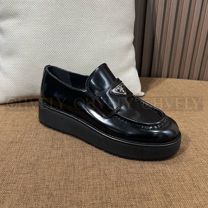 프라다 플랫폼 브러쉬드 가죽 로퍼