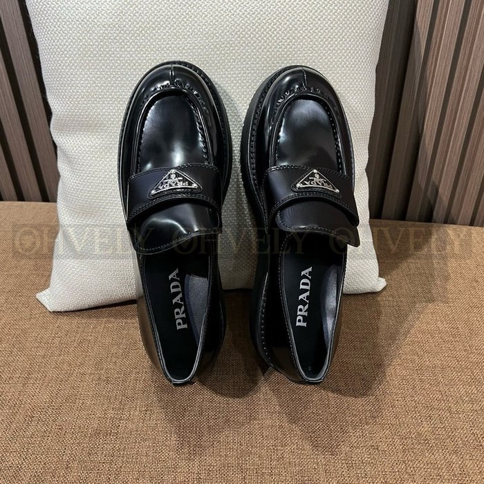 프라다 플랫폼 브러쉬드 가죽 로퍼