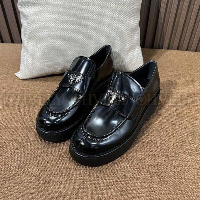 프라다 플랫폼 브러쉬드 가죽 로퍼