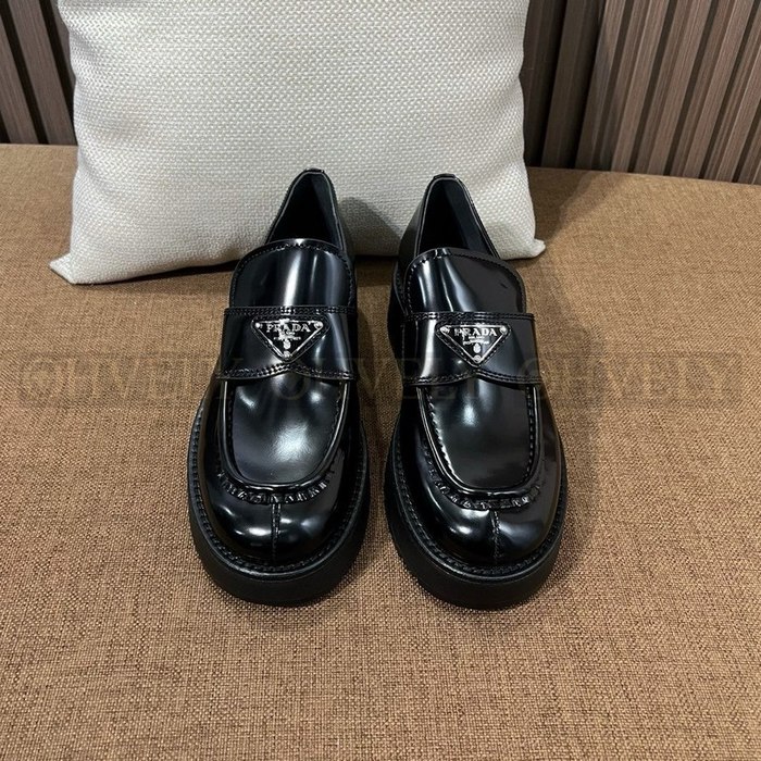 프라다 플랫폼 브러쉬드 가죽 로퍼