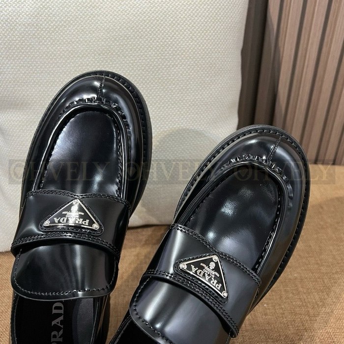 프라다 플랫폼 브러쉬드 가죽 로퍼