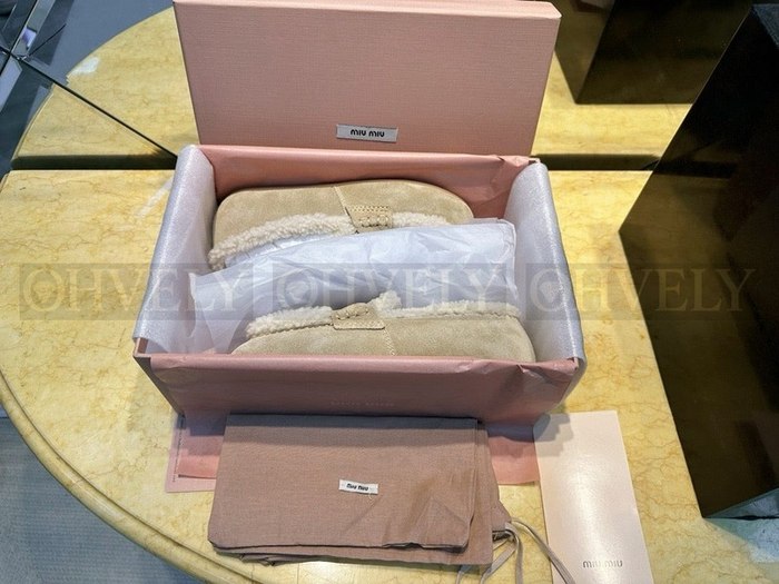 미우미우 시어링 스웨이드 로퍼