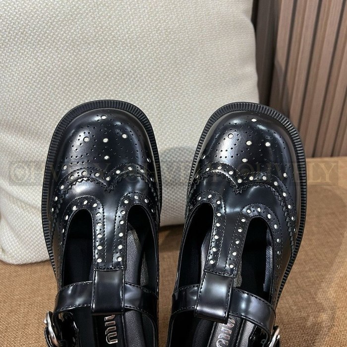 미우미우 브러쉬드 레더 티 스트랩 브로그 슈즈