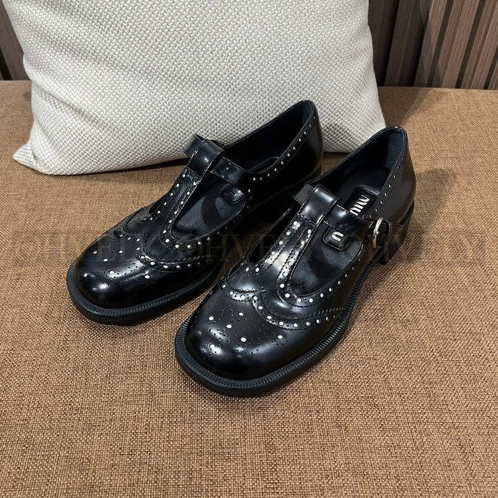 미우미우 브러쉬드 레더 티 스트랩 브로그 슈즈