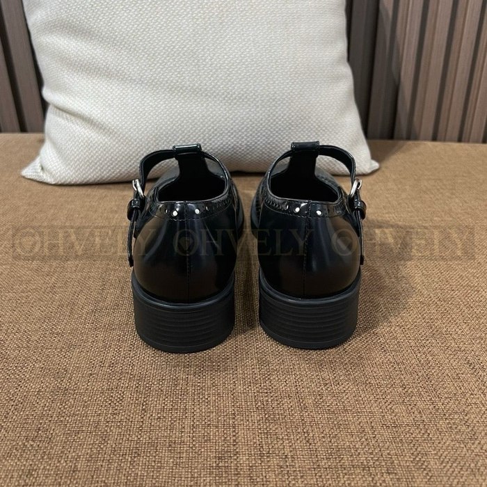 미우미우 브러쉬드 레더 티 스트랩 브로그 슈즈