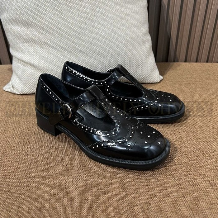 미우미우 브러쉬드 레더 티 스트랩 브로그 슈즈