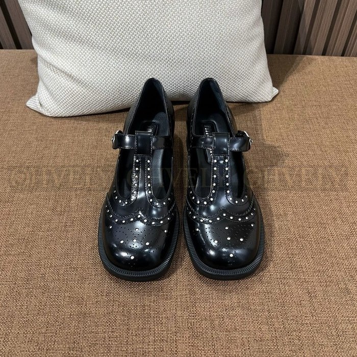 미우미우 브러쉬드 레더 티 스트랩 브로그 슈즈