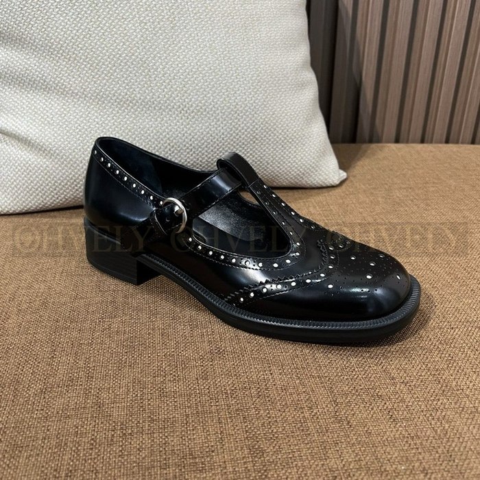 미우미우 브러쉬드 레더 티 스트랩 브로그 슈즈