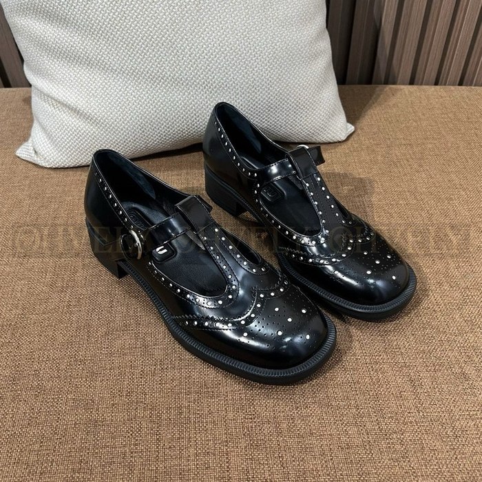 미우미우 브러쉬드 레더 티 스트랩 브로그 슈즈