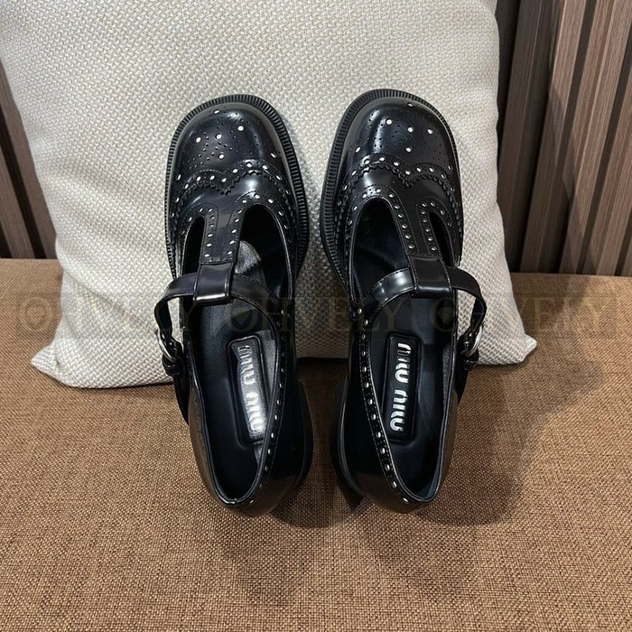 미우미우 브러쉬드 레더 티 스트랩 브로그 슈즈