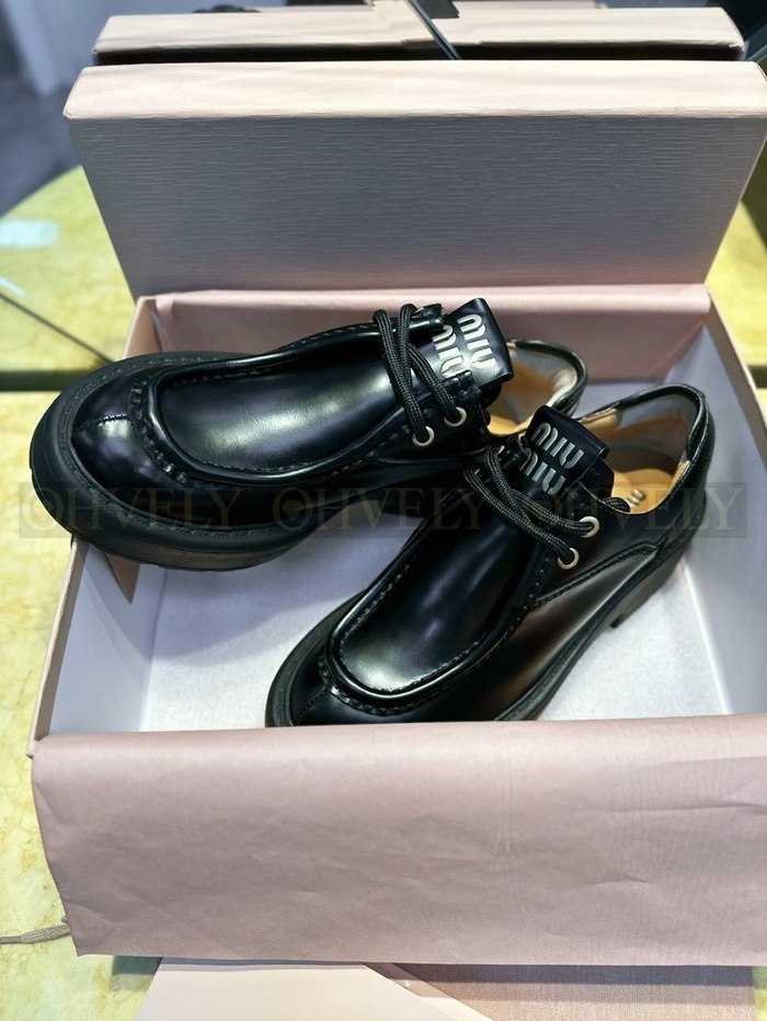 미우미우 가죽 레이스업 슈즈