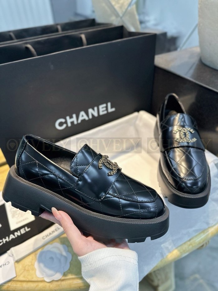 샤넬 24B 체인CC 로고 로퍼