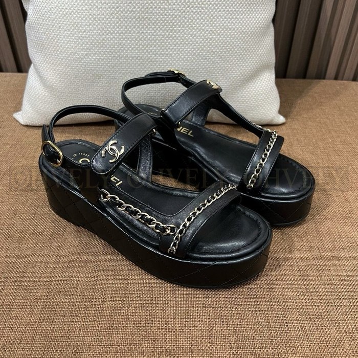 샤넬 퀄팅 웨지 체인 스트랩 샌들