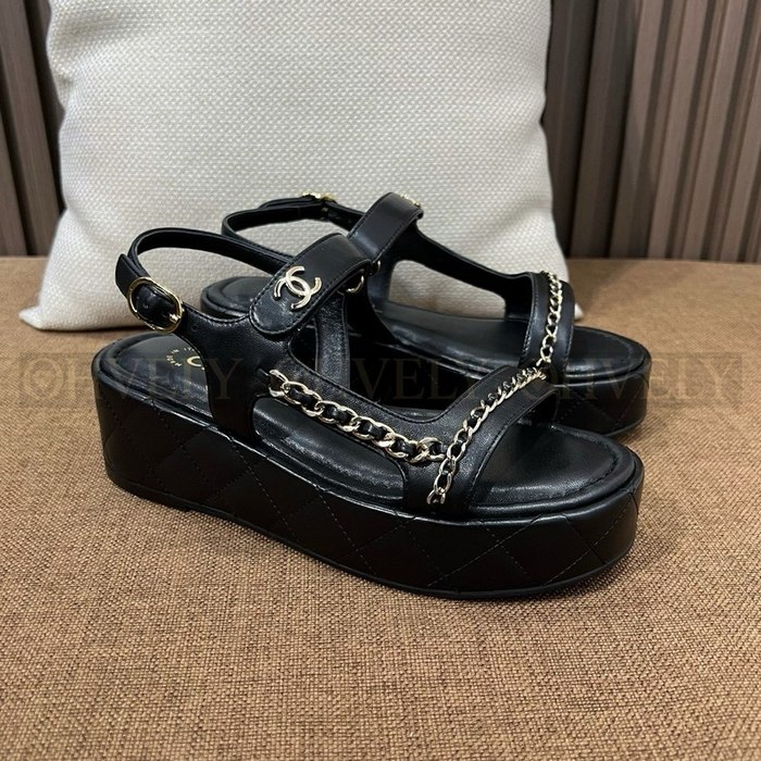 샤넬 퀄팅 웨지 체인 스트랩 샌들