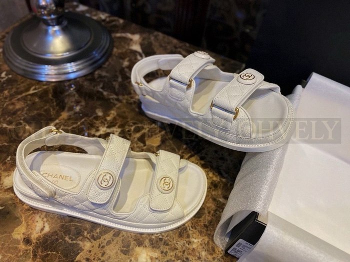 샤넬 CC 버튼 벨크로 샌들 캐비어