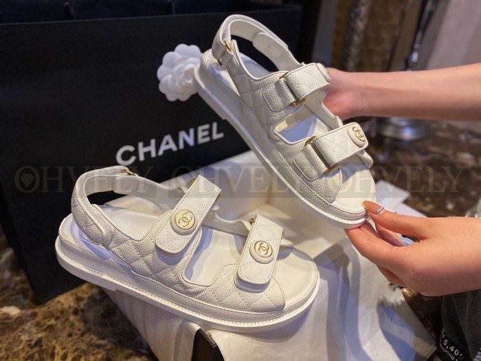 샤넬 CC 버튼 벨크로 샌들 캐비어