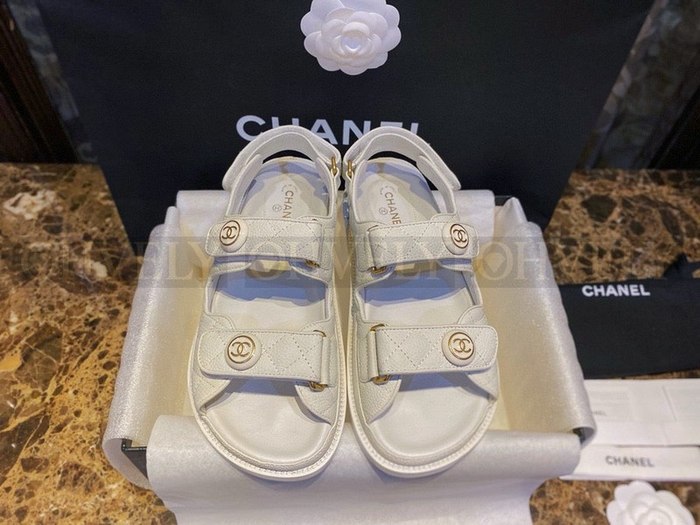 샤넬 CC 버튼 벨크로 샌들 캐비어