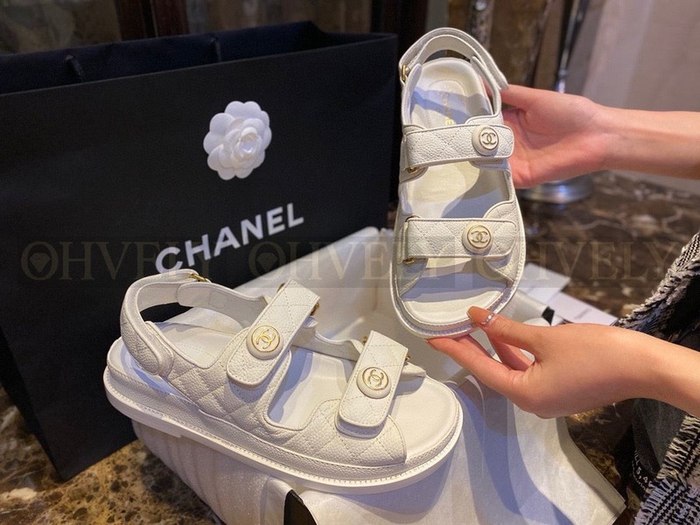 샤넬 CC 버튼 벨크로 샌들 캐비어