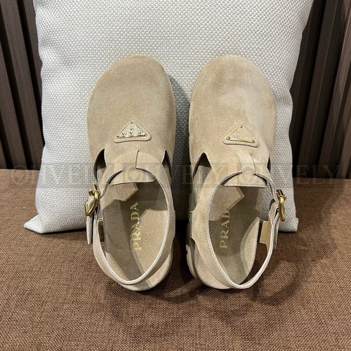 프라다 푸스베트 스웨이드 버클 샌들