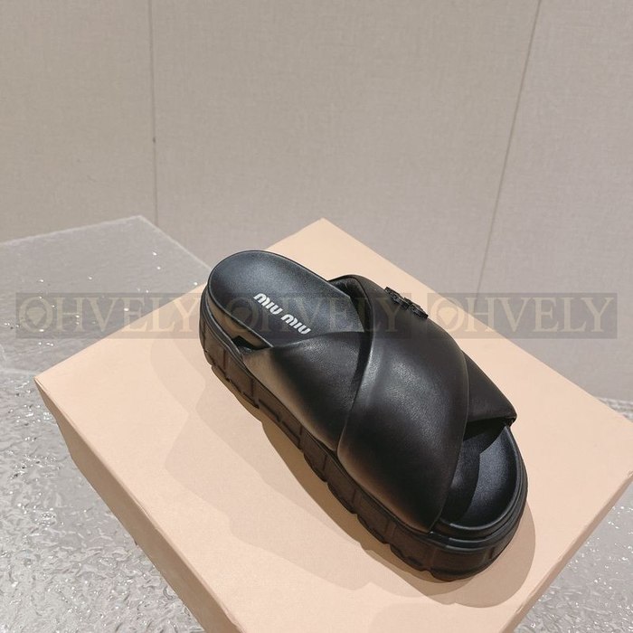 미우미우 로고 패딩 레더 크로스 샌들