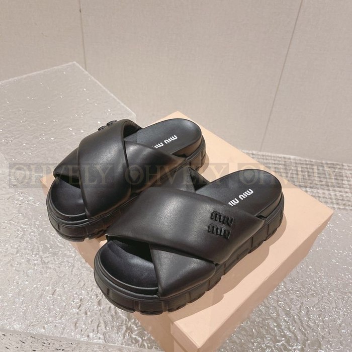 미우미우 로고 패딩 레더 크로스 샌들