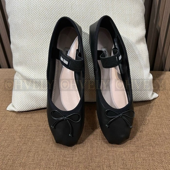 미우미우 로고 스트랩 레더 발레리나 플랫 슈즈