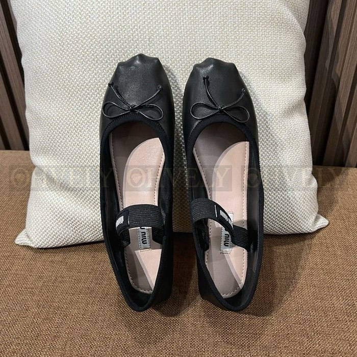 미우미우 로고 스트랩 레더 발레리나 플랫 슈즈