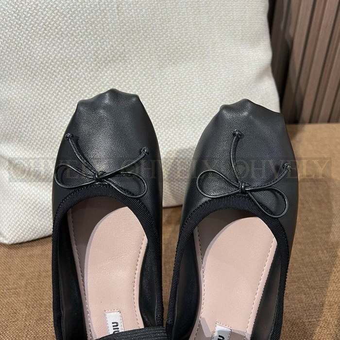 미우미우 로고 스트랩 레더 발레리나 플랫 슈즈