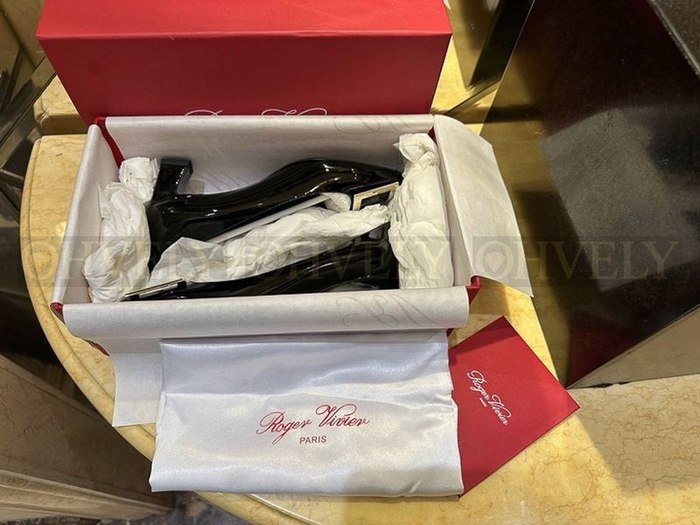 로저비비에 트럼펫 미들힐 펌프스