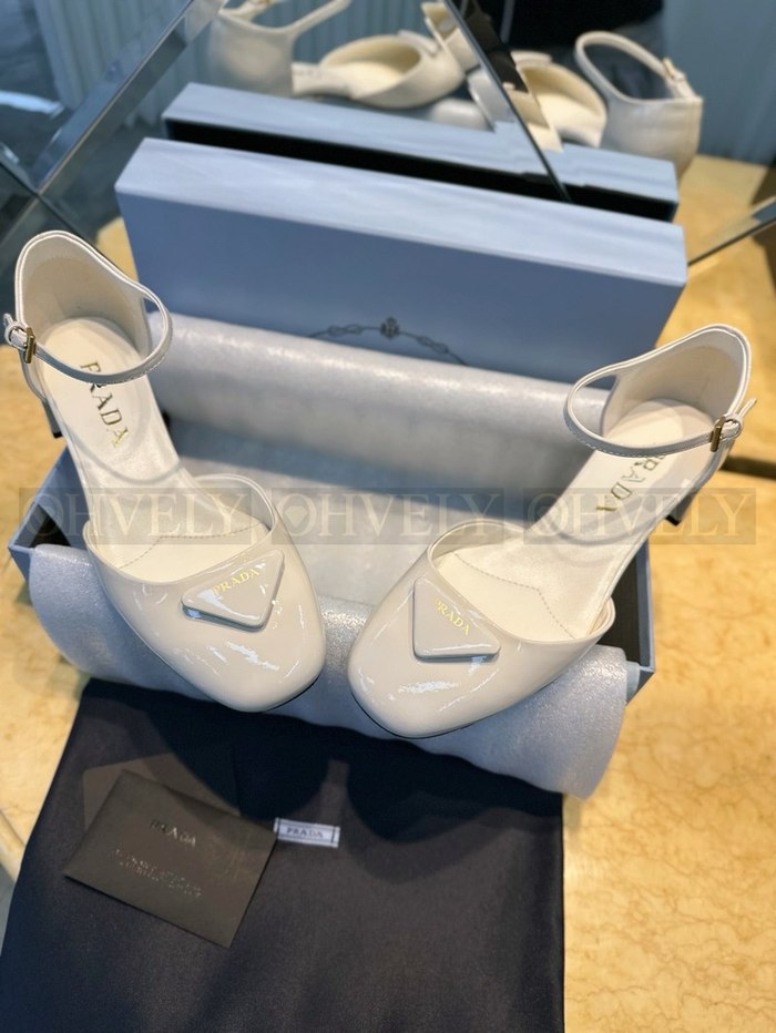 프라다 삼각 로고 페이던트 펌프스