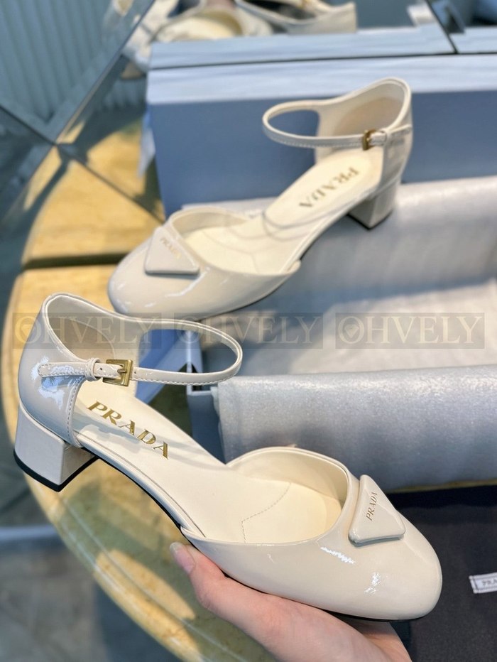 프라다 삼각 로고 페이던트 펌프스