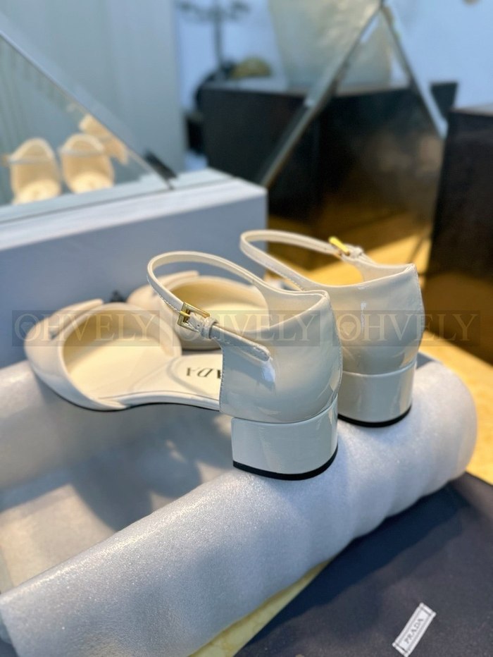 프라다 삼각 로고 페이던트 펌프스