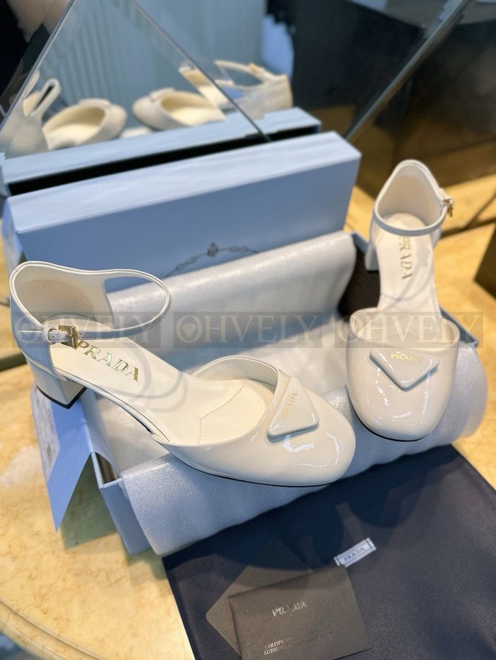 프라다 삼각 로고 페이던트 펌프스