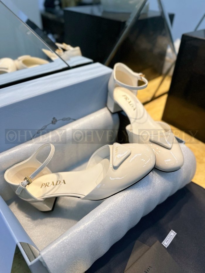 프라다 삼각 로고 페이던트 펌프스