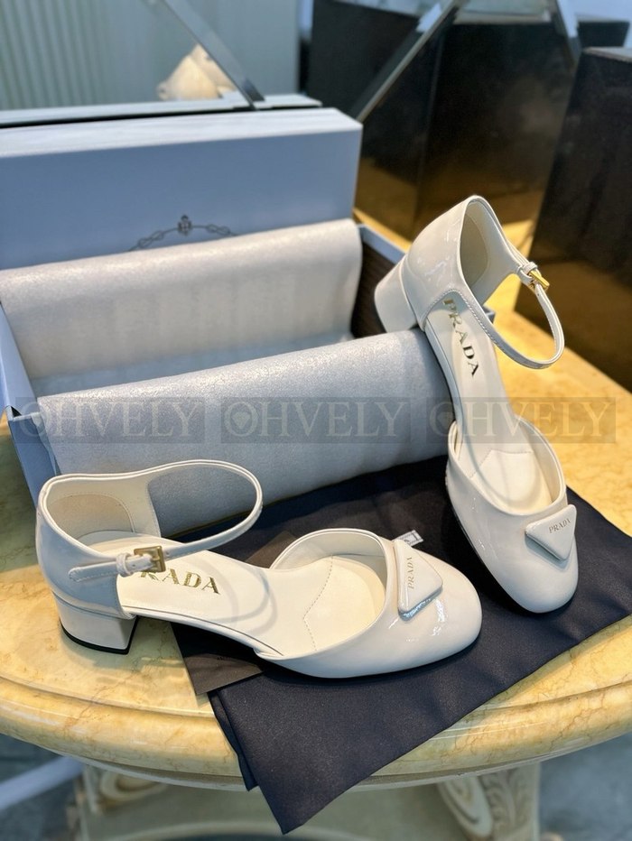 프라다 삼각 로고 페이던트 펌프스