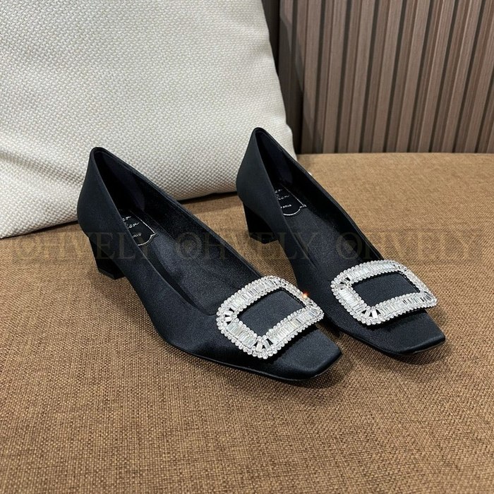 로저비비에 벨 비비에 크리스탈 버클 펌프스