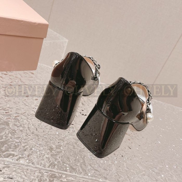 미우미우 여성 페이턴트 레더 메리제인 펌프스