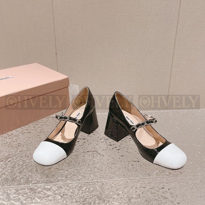 미우미우 여성 페이턴트 레더 메리제인 펌프스