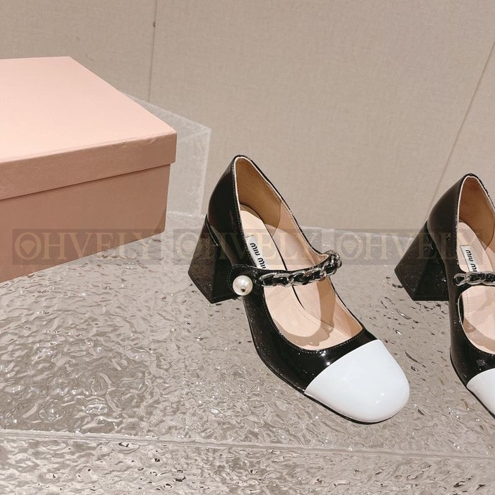 미우미우 여성 페이턴트 레더 메리제인 펌프스