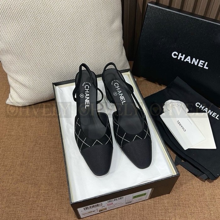 샤넬 스웨이드 통굽 슬링백 미드힐