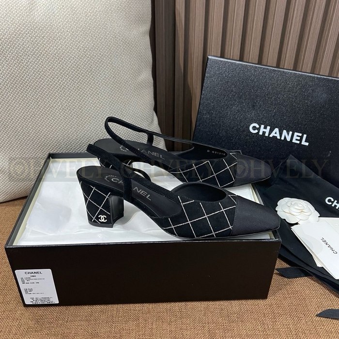 샤넬 스웨이드 통굽 슬링백 미드힐