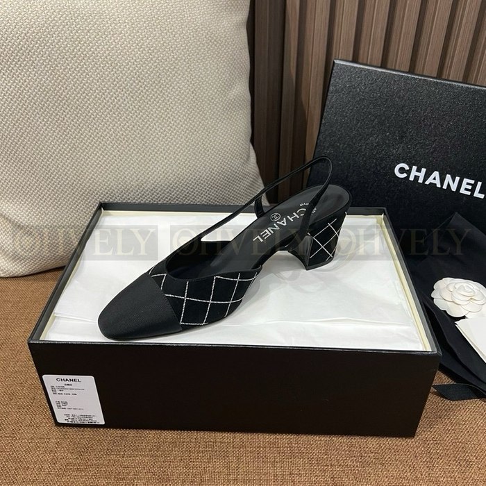 샤넬 스웨이드 통굽 슬링백 미드힐