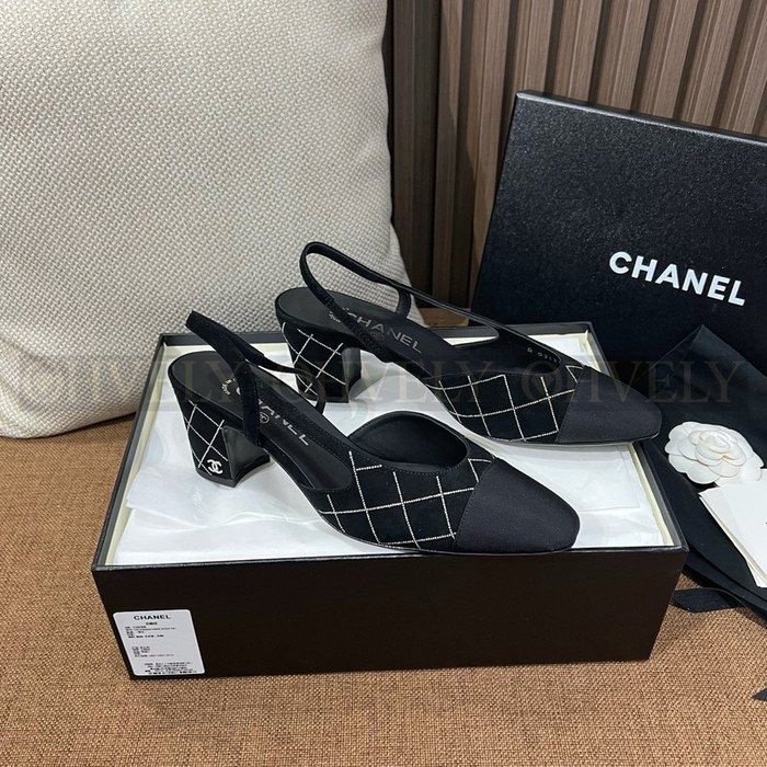 샤넬 스웨이드 통굽 슬링백 미드힐