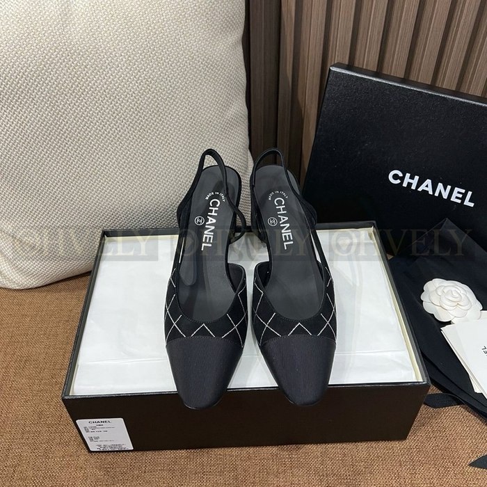 샤넬 스웨이드 통굽 슬링백 미드힐