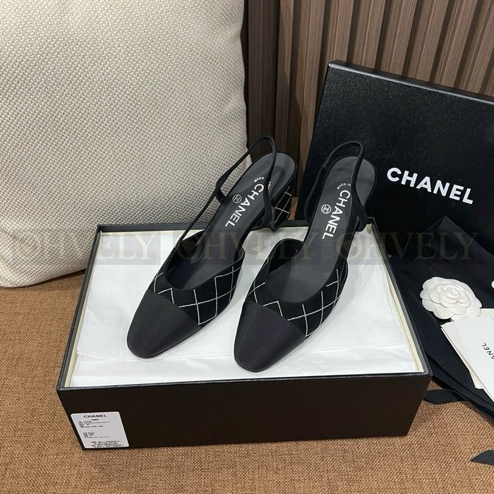 샤넬 스웨이드 통굽 슬링백 미드힐